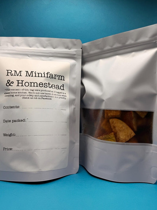 Organic freeze dried cinnamon and coconut sugar dusted apple pieces no apeel snack